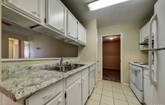 3-bedroom rental at 12810 Weeping Oak Trl in Live Oak, TX — photo 5