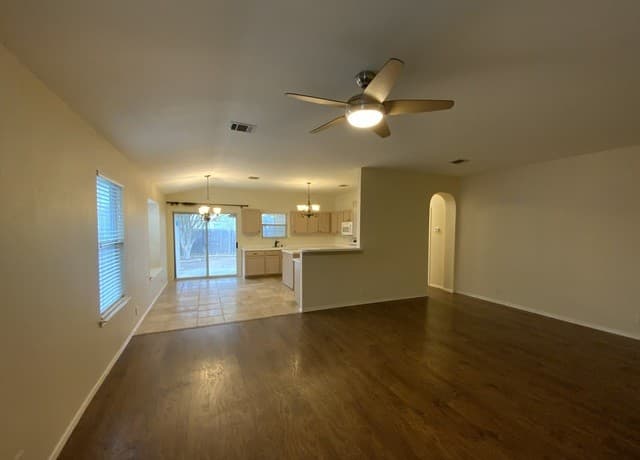 3-bedroom rental at 9030 Pinseeker in Selma, TX — photo 4