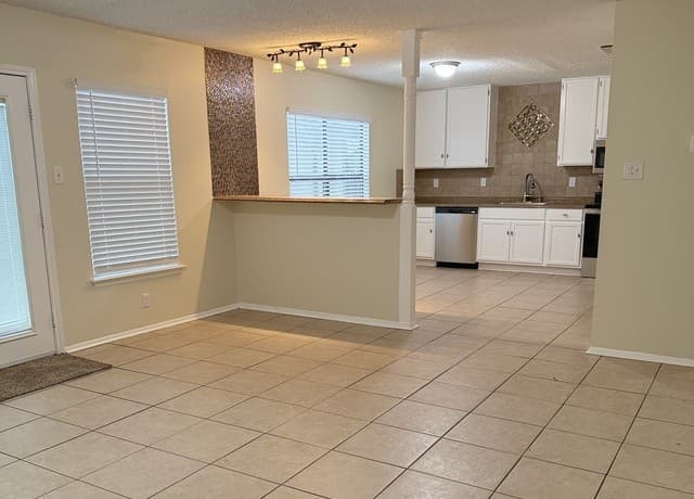4-bedroom rental at 8351 Longhorn Ridge in Converse, TX — photo 5