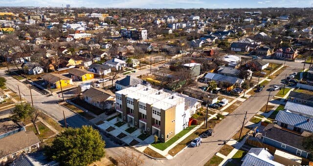3-bedroom rental at 510 S Mesquite Unit 101 in San Antonio, TX — photo 4