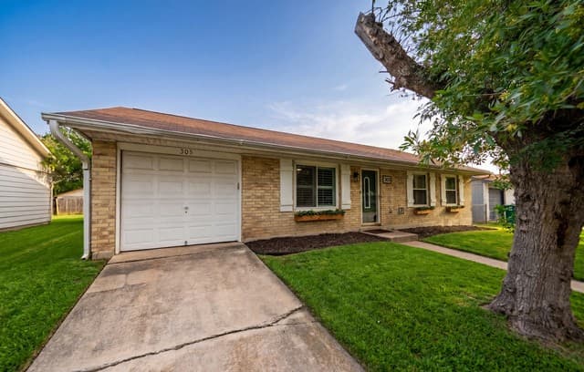 3-bedroom rental at 305 Jeanette in Converse, TX — photo 2