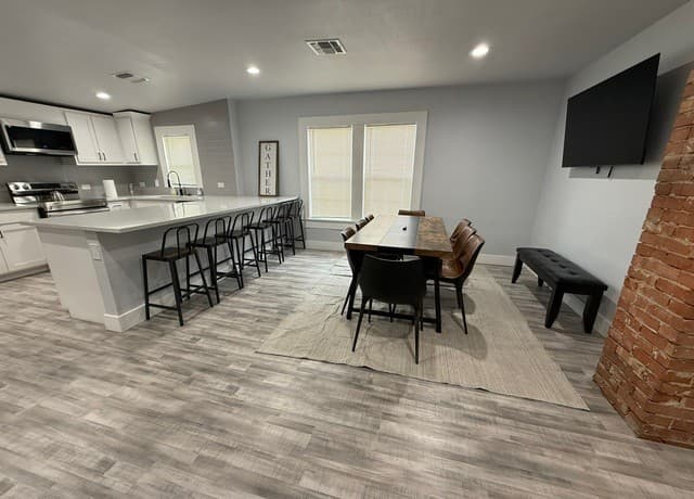 4-bedroom rental at 1607 N Pine Street in San Antonio, TX — photo 3