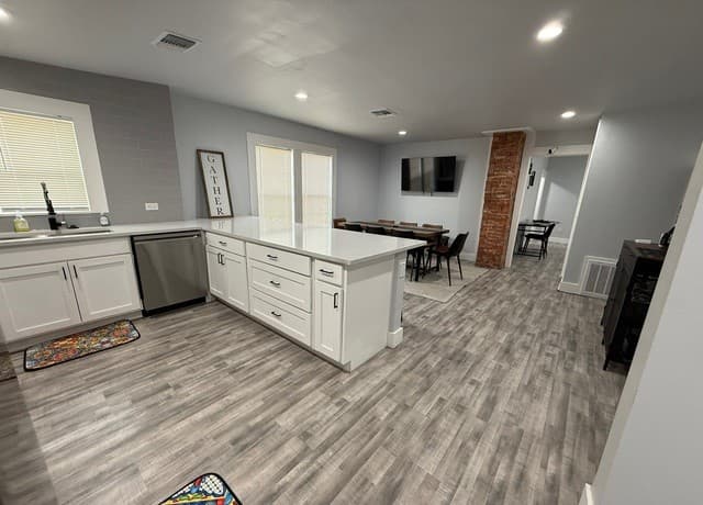 4-bedroom rental at 1607 N Pine Street in San Antonio, TX — photo 4