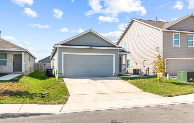 4-bedroom rental at 4534 Martin Way in San Antonio, TX — photo 3