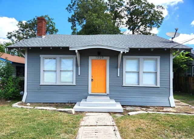 2-bedroom rental at 1309 Nolan in San Antonio TX