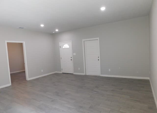 3-bedroom rental at 2954 Weir Ave in San Antonio, TX — photo 2