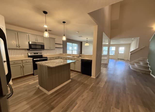5-bedroom rental at 10839 Red Musket in San Antonio, TX — photo 2