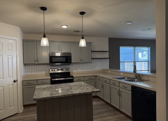 5-bedroom rental at 10839 Red Musket in San Antonio, TX — photo 3