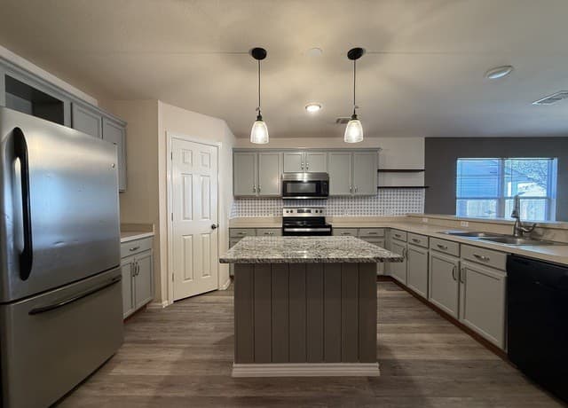 5-bedroom rental at 10839 Red Musket in San Antonio, TX — photo 4