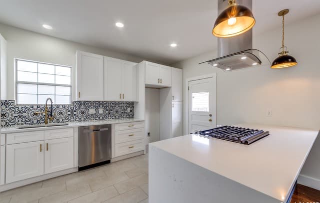 2-bedroom rental at 2007 W Mistletoe Ave in San Antonio, TX — photo 4