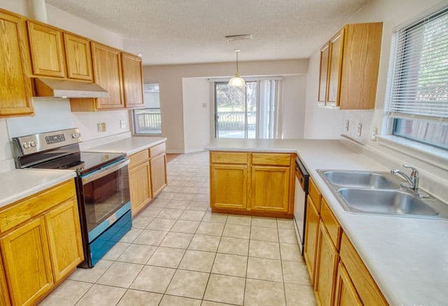 3-bedroom rental at 13911 Edge Point Dr in San Antonio, TX — photo 5