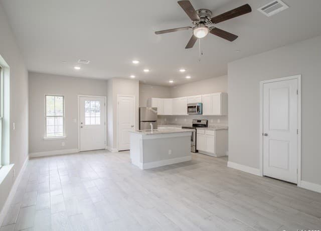 3-bedroom rental at 7503 Savannah Brooks in San Antonio, TX — photo 3