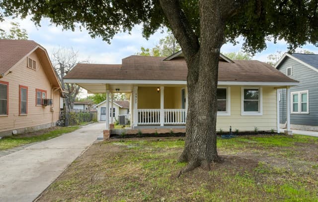 3-bedroom rental at 1932 W Huisache in San Antonio, TX — photo 2