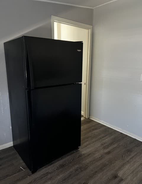1-bedroom rental at 351 Overhill Unit UNIT B in San Antonio, TX — photo 2