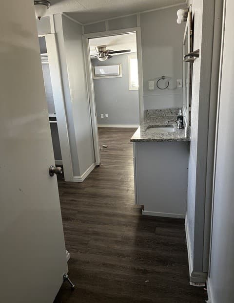 1-bedroom rental at 351 Overhill Unit UNIT B in San Antonio, TX — photo 3