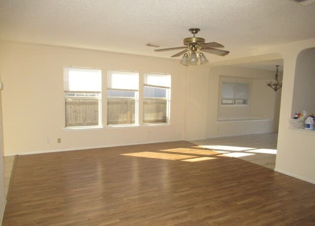 3-bedroom rental at 6623 Meadow Dawn in Converse, TX — photo 2