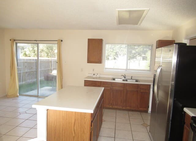 3-bedroom rental at 6623 Meadow Dawn in Converse, TX — photo 5