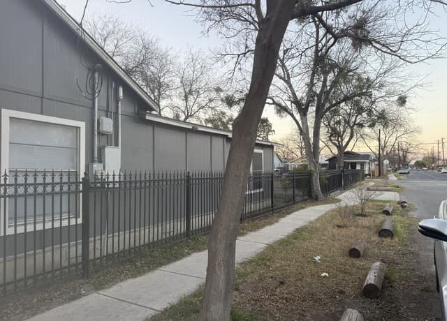 3-bedroom rental at 709 S Chupaderas in San Antonio, TX — photo 2