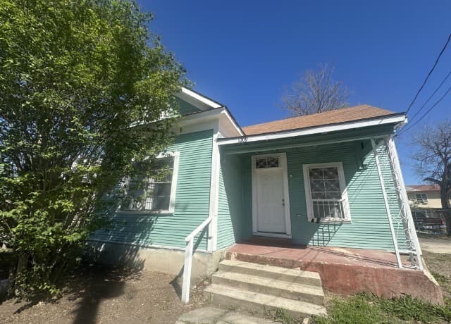 2-bedroom rental at 1209 El Paso St in San Antonio, TX — photo 2