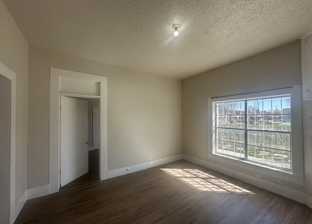 2-bedroom rental at 1209 El Paso St in San Antonio, TX — photo 3