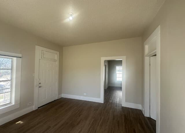 2-bedroom rental at 1209 El Paso St in San Antonio, TX — photo 4