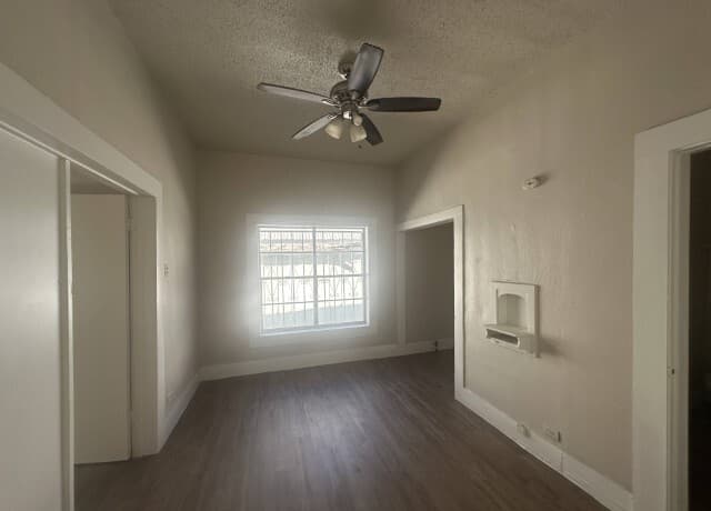 2-bedroom rental at 1209 El Paso St in San Antonio, TX — photo 5