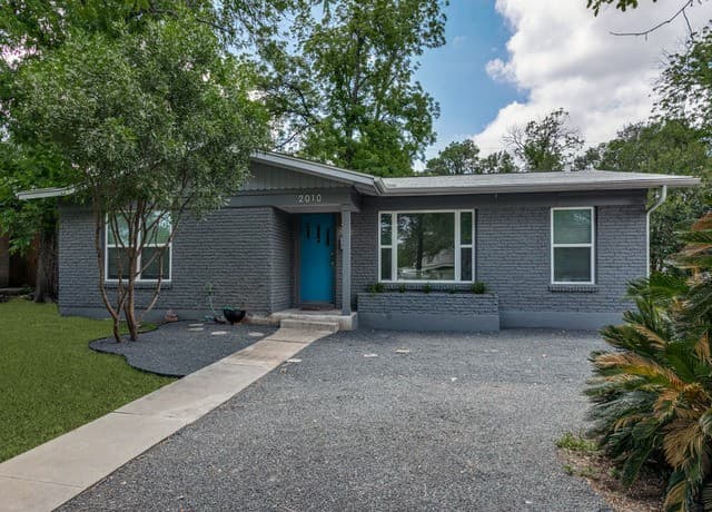 2-bedroom rental at 2010 Edgehill in San Antonio, TX — photo 2