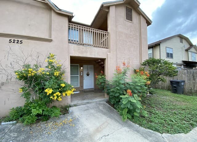 2-bedroom rental at 5225 Meadow Field Unit 1 in San Antonio TX