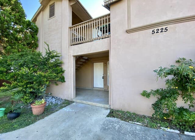 2-bedroom rental at 5225 Meadow Field Unit 1 in San Antonio, TX — photo 2