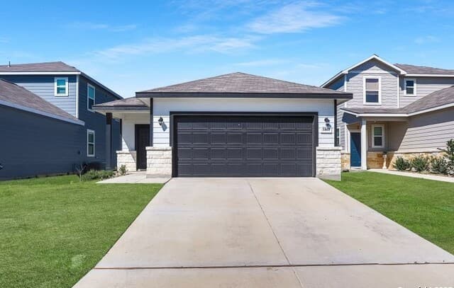 4-bedroom rental at 5867 Hematite Rim in San Antonio, TX — photo 2