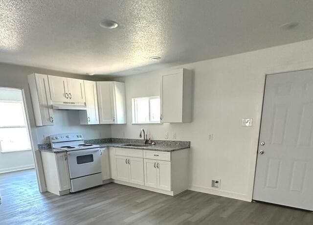 4-bedroom rental at 514 Davis in Devine, TX — photo 2