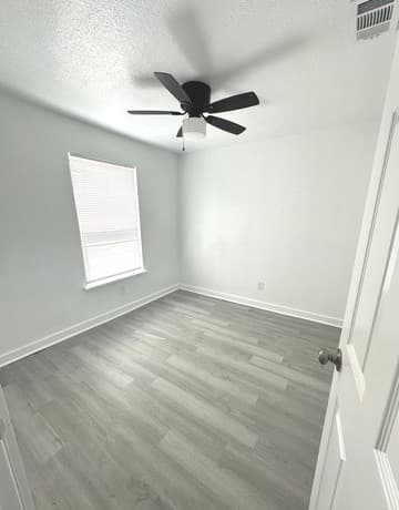 4-bedroom rental at 514 Davis in Devine, TX — photo 3