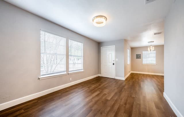 4-bedroom rental at 810 E Euclid Ave in San Antonio, TX — photo 5