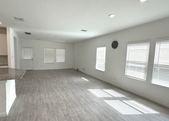 5-bedroom rental at 13942 Reservoir in San Antonio, TX — photo 4