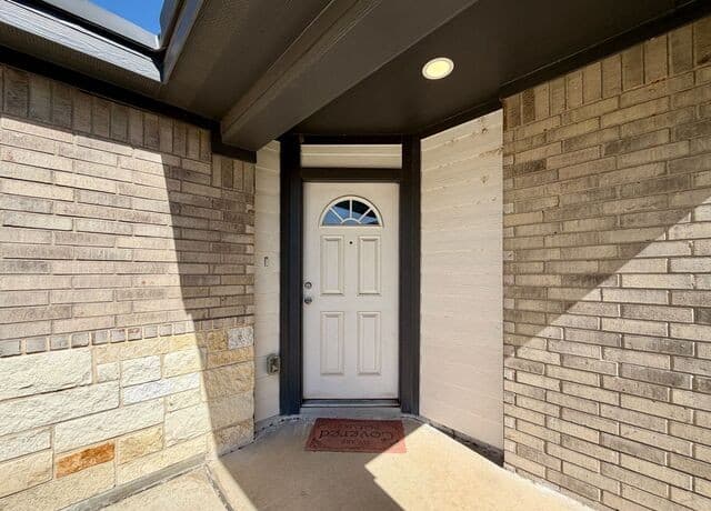 4-bedroom rental at 11151 Hollinger Cir in Converse, TX — photo 3