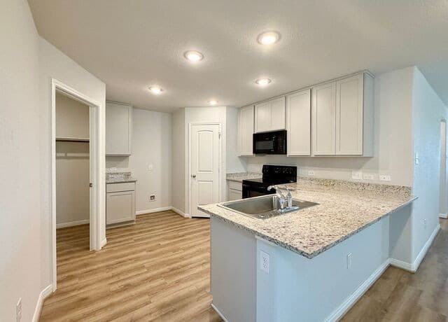 4-bedroom rental at 11151 Hollinger Cir in Converse, TX — photo 5