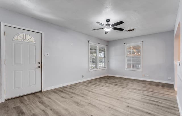 3-bedroom rental at 347 W Hermine in San Antonio, TX — photo 2