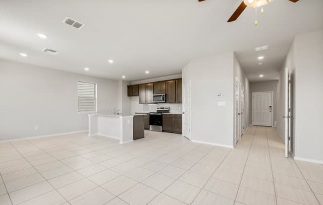 3-bedroom rental at 10119 Jardin Verde in San Antonio, TX — photo 3