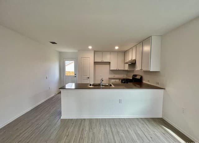 3-bedroom rental at 10542 Nye Pass in San Antonio, TX — photo 5