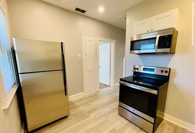 2-bedroom rental at 2907 N Elmendorf Unit 2911 in San Antonio, TX — photo 4