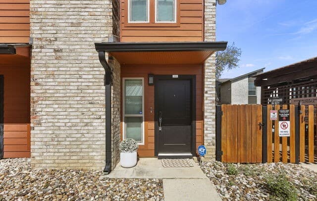 2-bedroom rental at 2718 Old Field in San Antonio, TX — photo 4