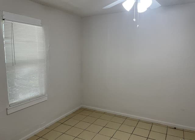 3-bedroom rental at 1467 W Gerald Ave in San Antonio, TX — photo 4