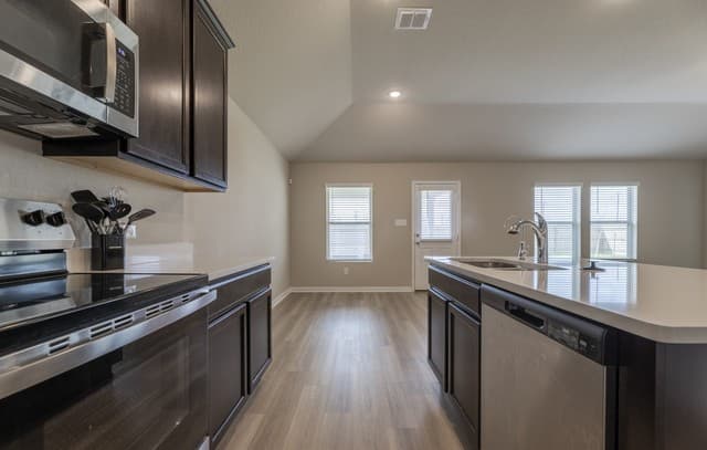 3-bedroom rental at 3035 Selhurst in Converse, TX — photo 5
