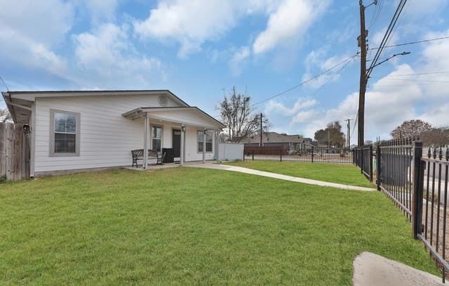 3-bedroom rental at 422 Wagner in San Antonio, TX — photo 2