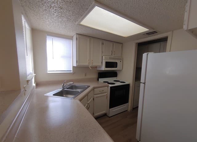 1-bedroom rental at 6350 Cambridge Unit #1 in San Antonio, TX — photo 4