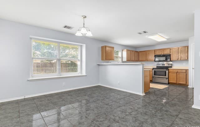 3-bedroom rental at 9027 Harbour Town in Selma, TX — photo 5
