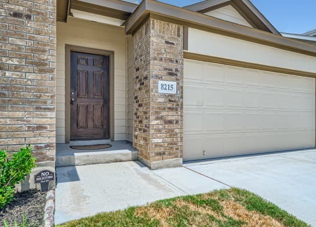 4-bedroom rental at 8215 Torchwood Dr in Converse, TX — photo 2