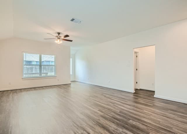 4-bedroom rental at 8215 Torchwood Dr in Converse, TX — photo 4