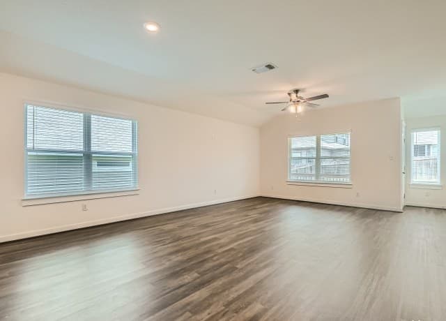 4-bedroom rental at 8215 Torchwood Dr in Converse, TX — photo 5