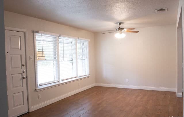 3-bedroom rental at 4618 Neer in San Antonio, TX — photo 4